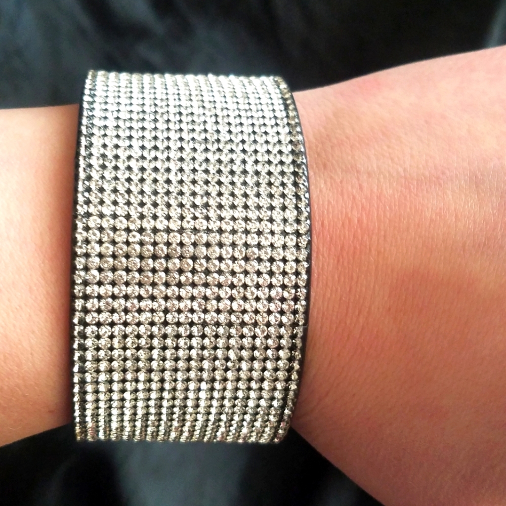 NEW! Faux Diamond Twist Lock Cuff Bracelet! O/S